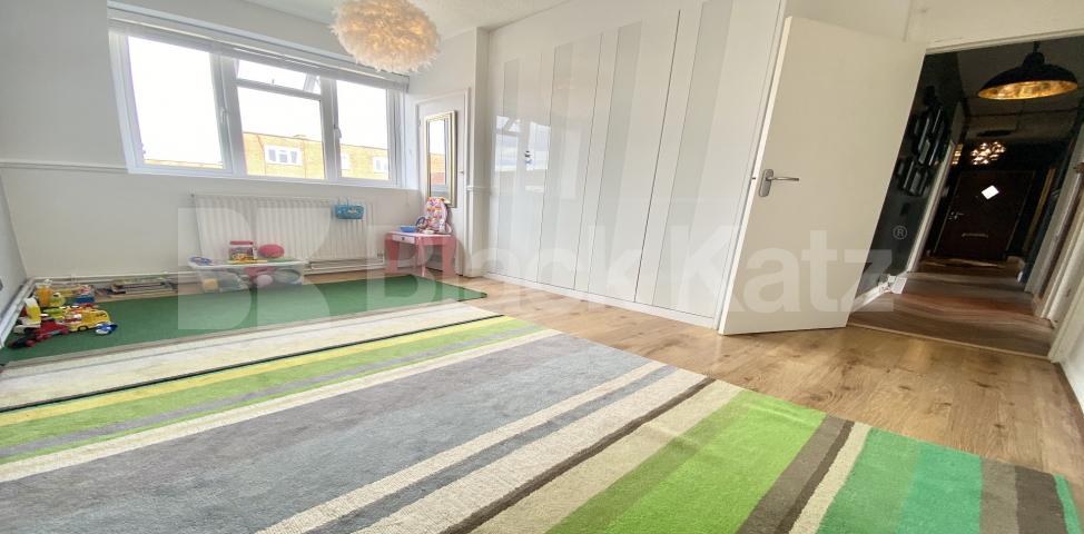 			LET , 2 Bedroom, 1 bath, 1 reception Apartment			 Enid Street, Bermondsey